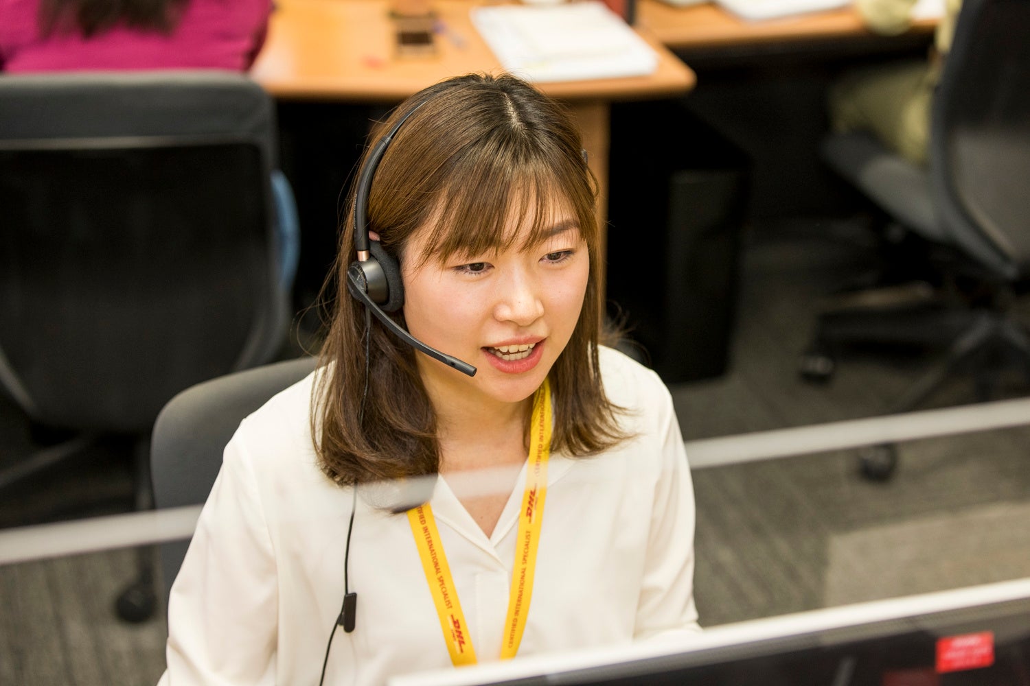 電話応対するDHLジャパンのカスタマーサービススタッフ