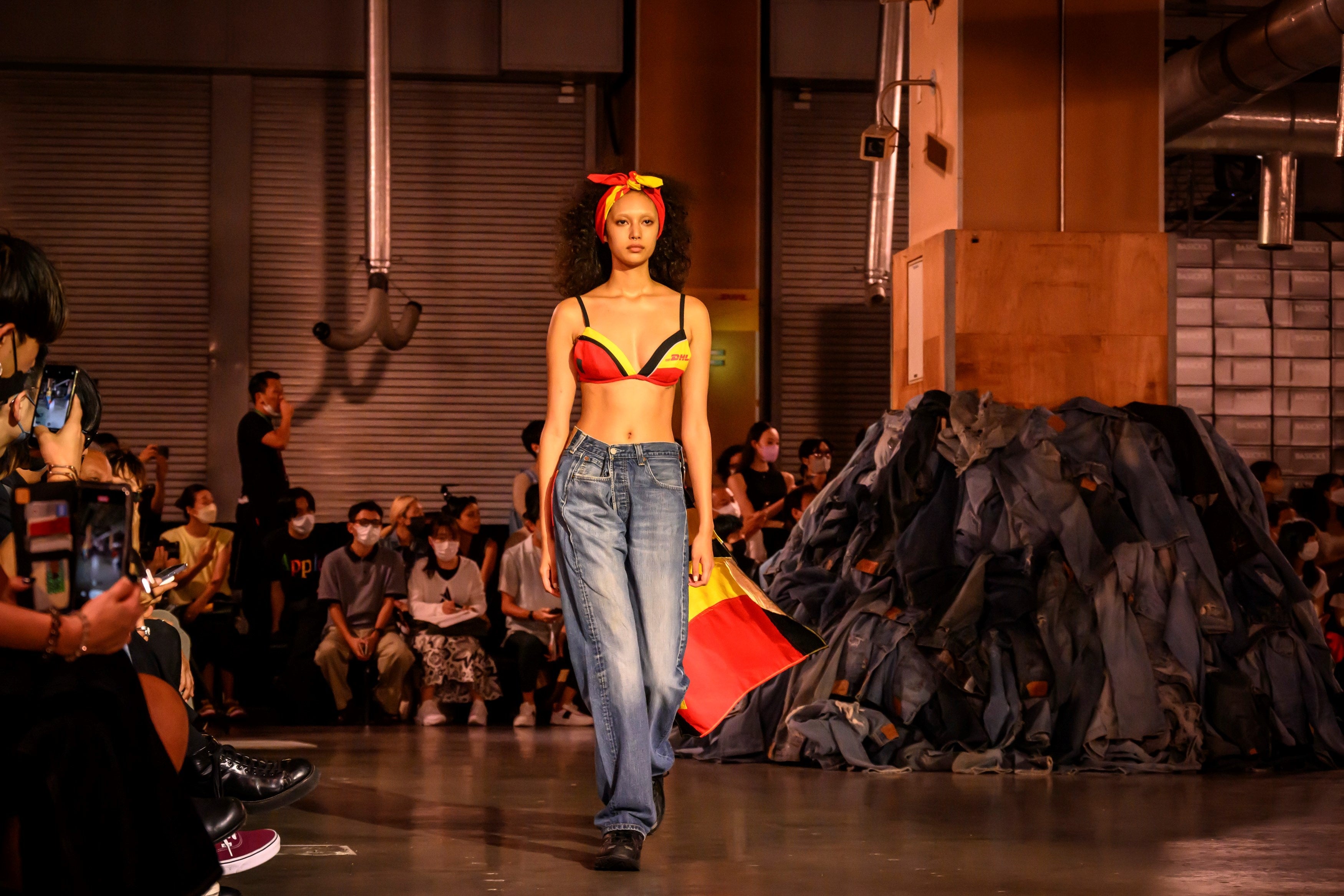 ステージで披露されたDHLユニフォームの アップサイクル・ルック ⓒJapan Fashion Week Organization