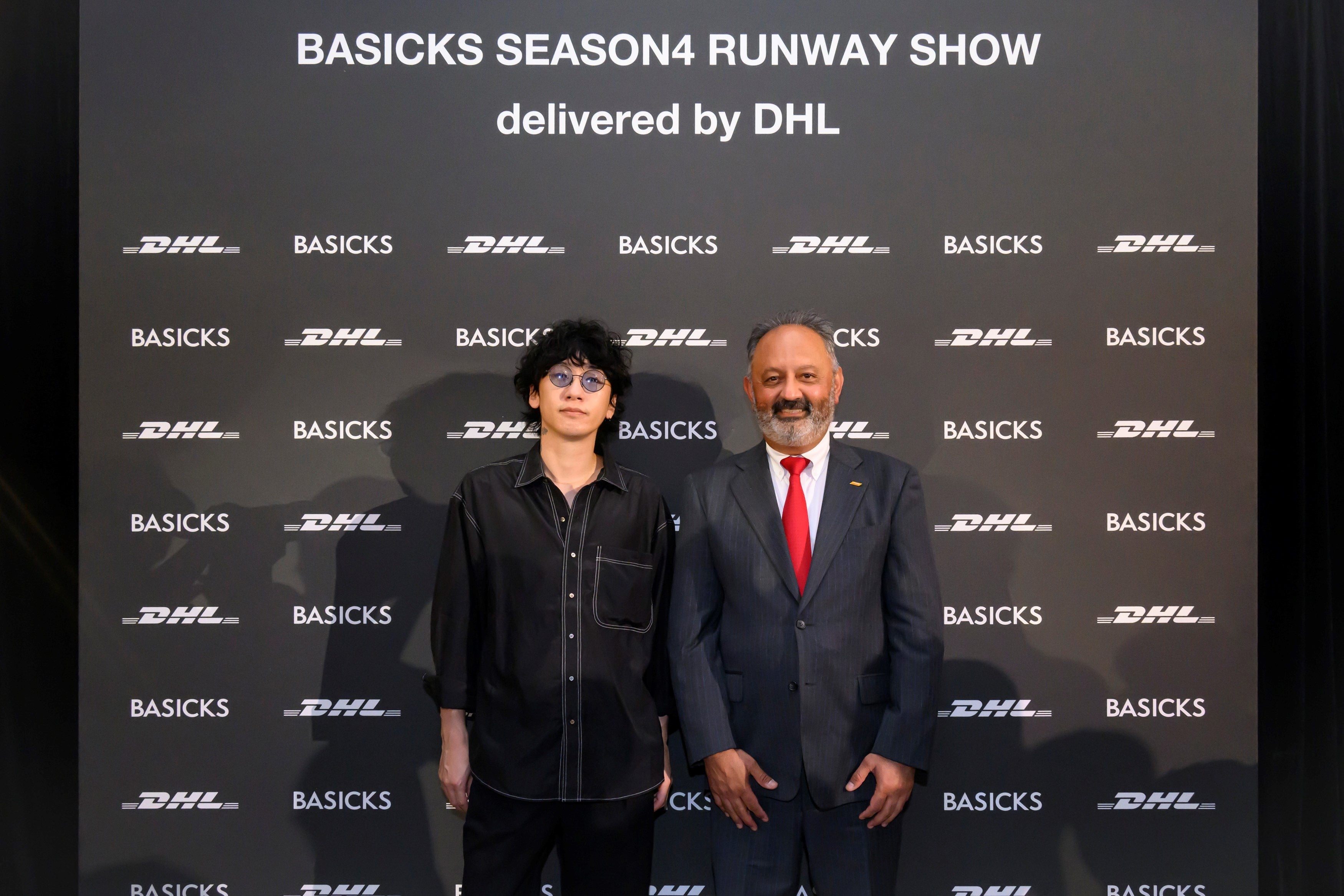 DHLジャパン株式会社 代表取締役社長のトニー カーン（右）とデザイナー、森川マサノリ氏（左）ⓒJapan Fashion Week Organization