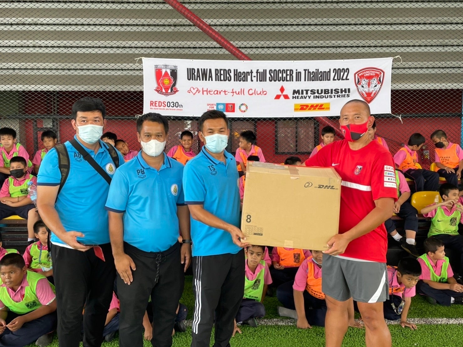 タイの子供たちへサッカー教室用キットを手渡すⓒ浦和レッズ
