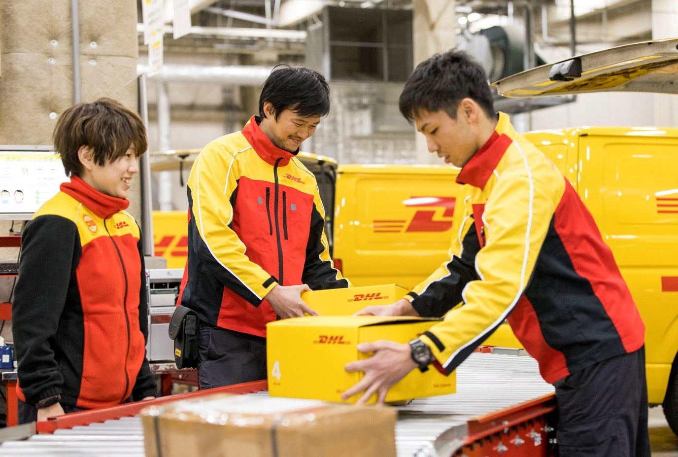 現場でのDHLジャパン従業員たち
