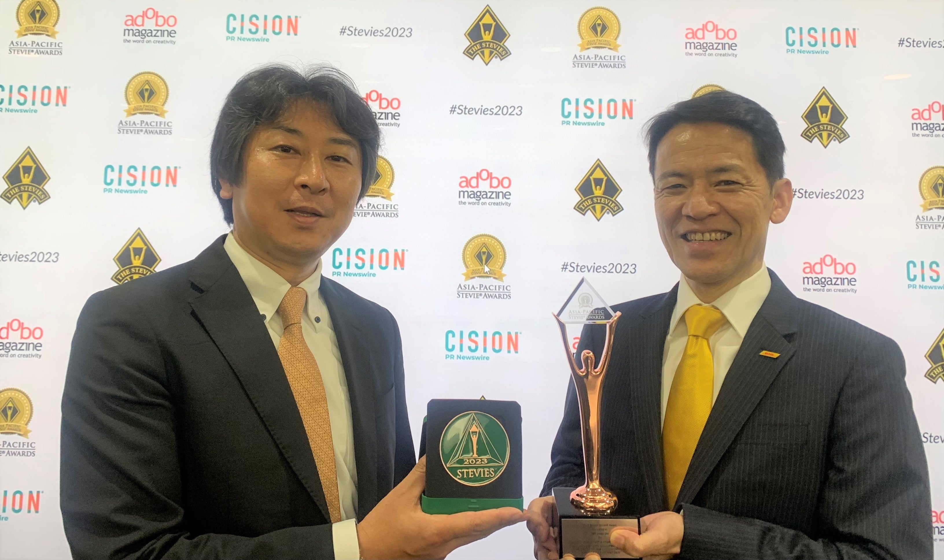 表彰式での受賞の様子、写真右側はDHLジャパン執行役員カスタマーサービス本部長の 小川 景徳（おがわかげのり）