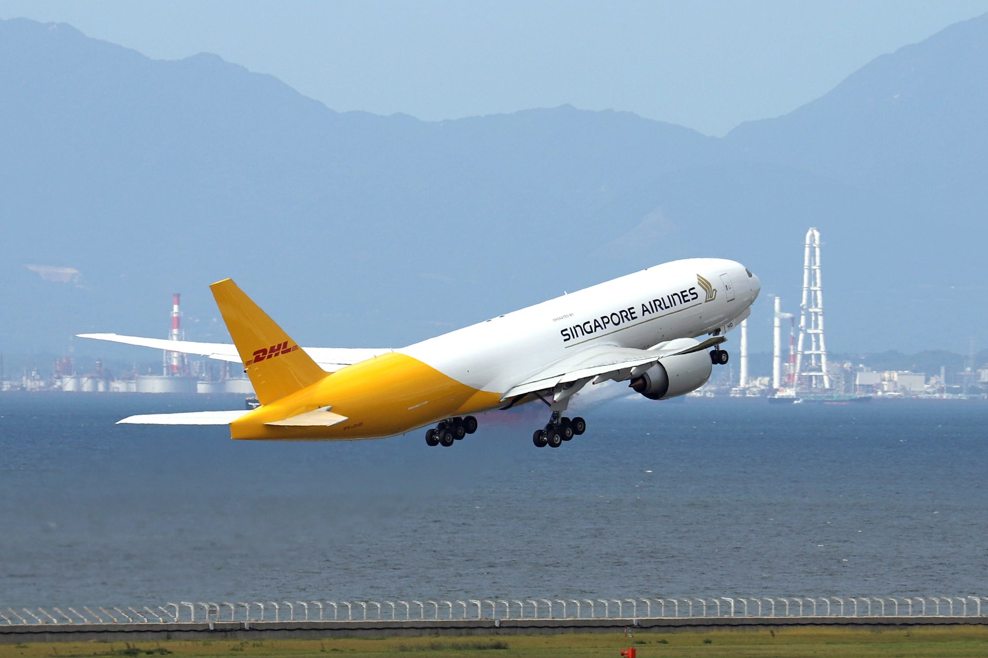 日本への初就航となったDHLとシンガポール航空両社ロゴがカラーリングされた貨物機(2023年10月11日、中部国際空港)