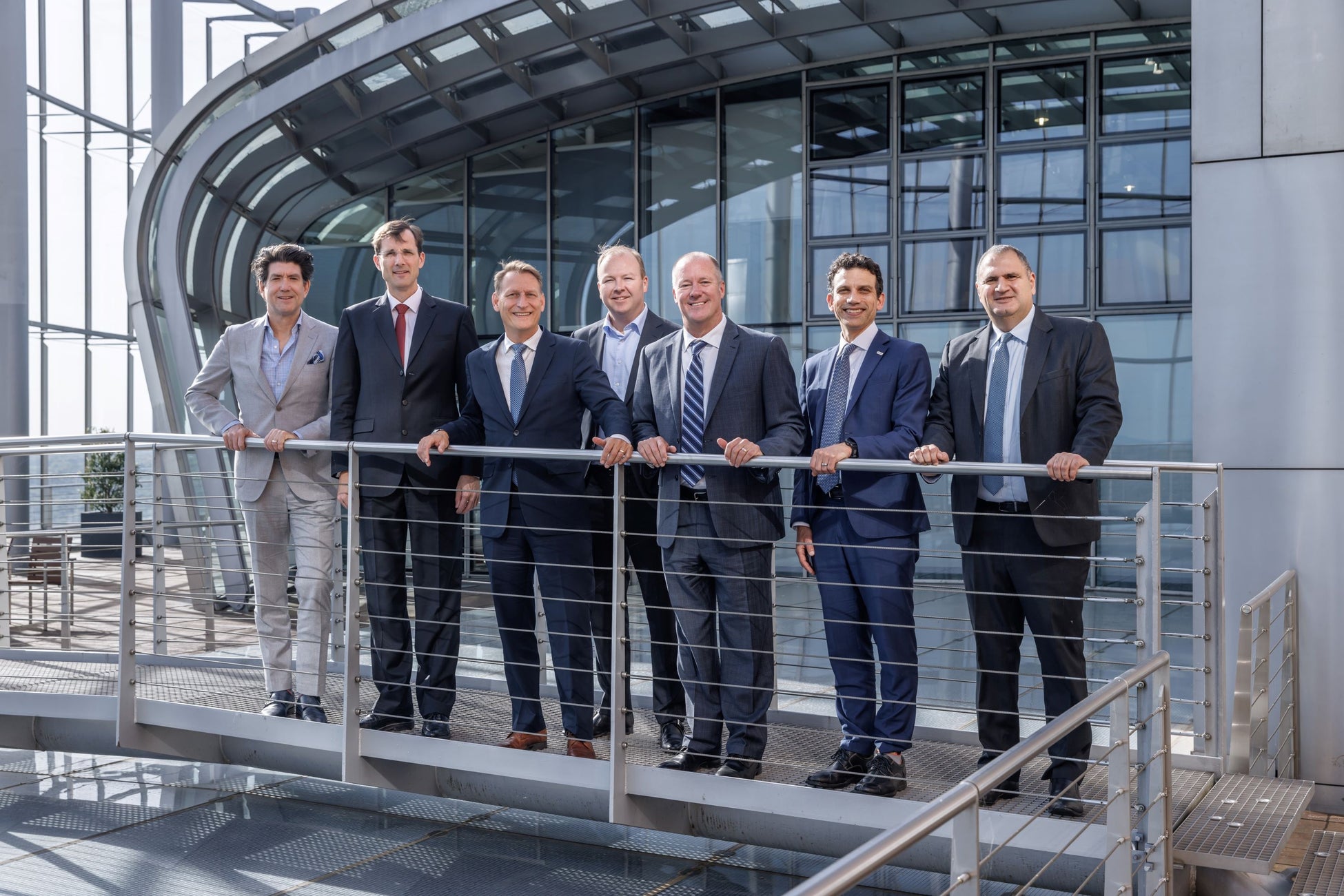 DHLグループCEOのトビアス マイヤー(左から2番目)、ワールドエナジー社CEOのジーン ギボリー(左から3番目)および両社の関係マネジメント