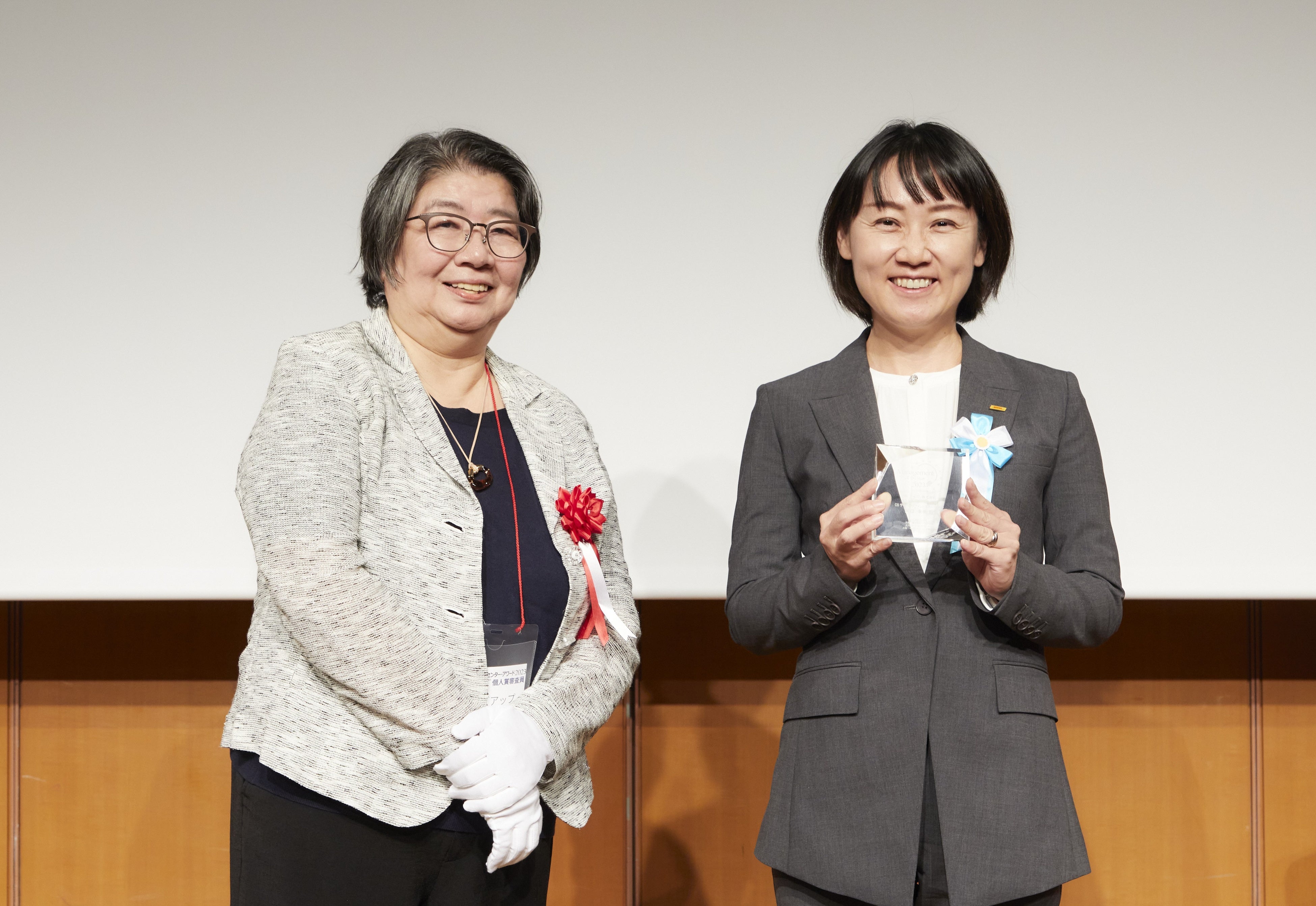 「マネジメント・オブ・ザ・イヤー」を受賞した河口朱美（右）