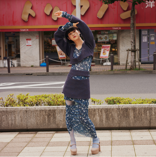 シアートップス         ¥16,500 シアースカート         ¥24,200 ショートジャケット ¥29,700 ラップミニスカート ¥26,400