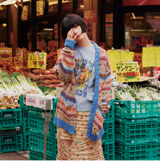 スエットトップス     　 ¥12,100 ニットカーディガン      ¥27,500 シアースカート　　　 ¥24,200