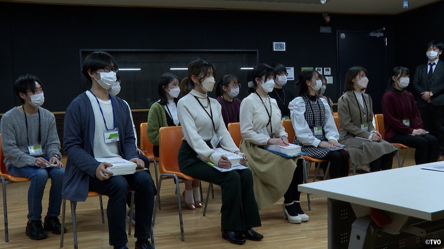 オーディションに挑む真剣な表情の大阪アニメ・声優&eスポーツ専門学校の学生たち