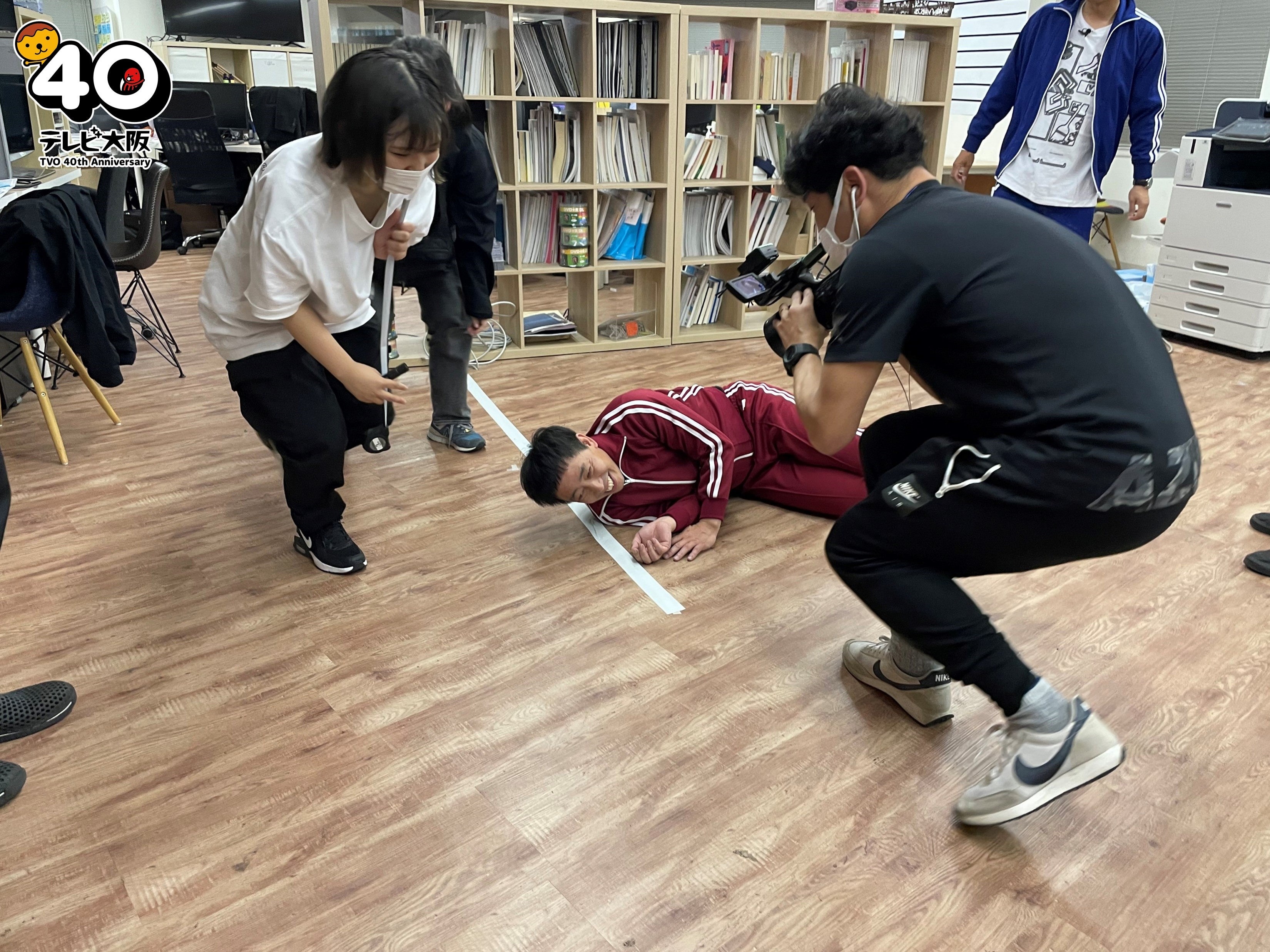 真剣に立ち幅跳びをするも…