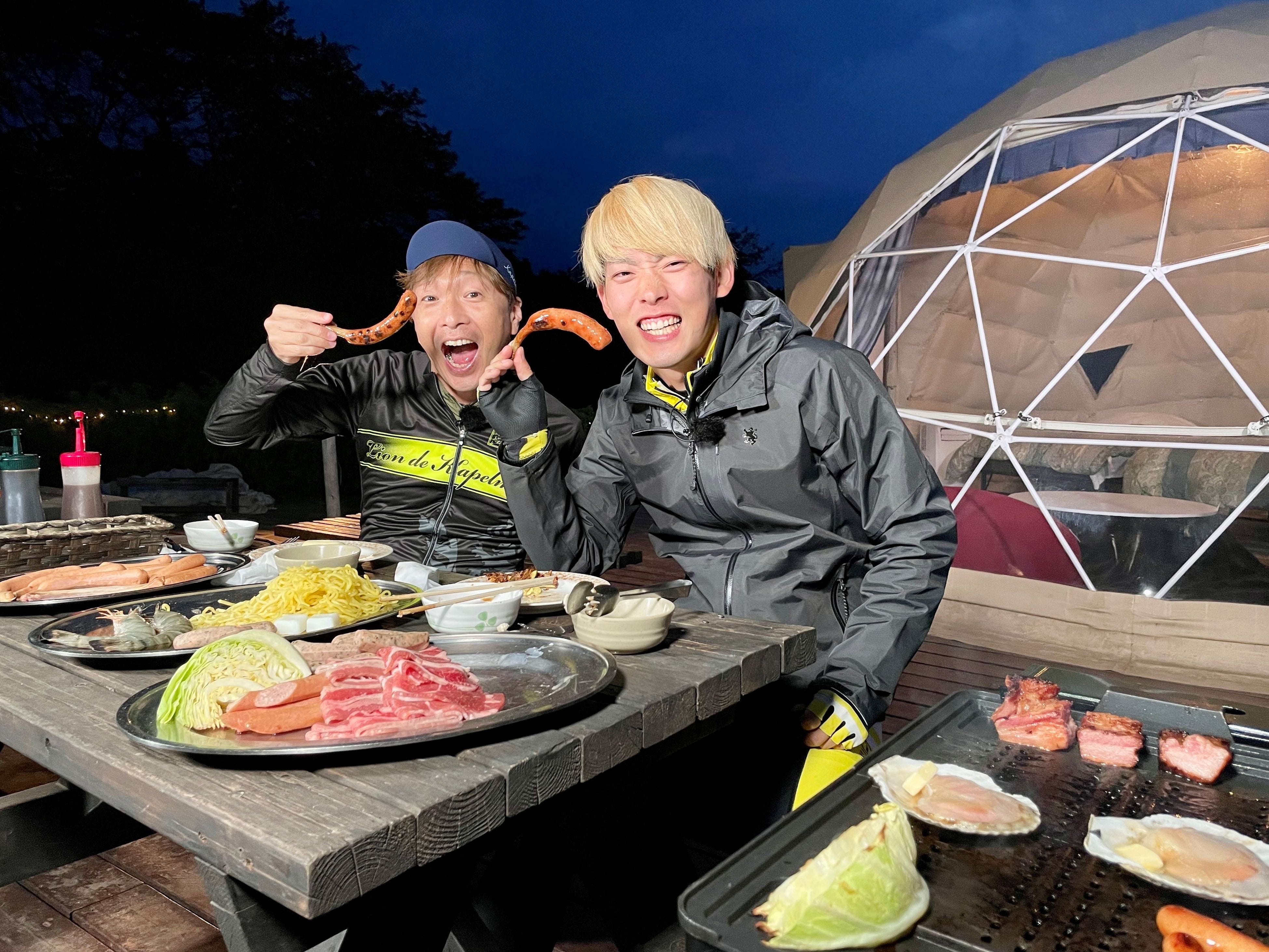 バーベキューを楽しむ西尾選手(写真右)とだいじ(写真左)