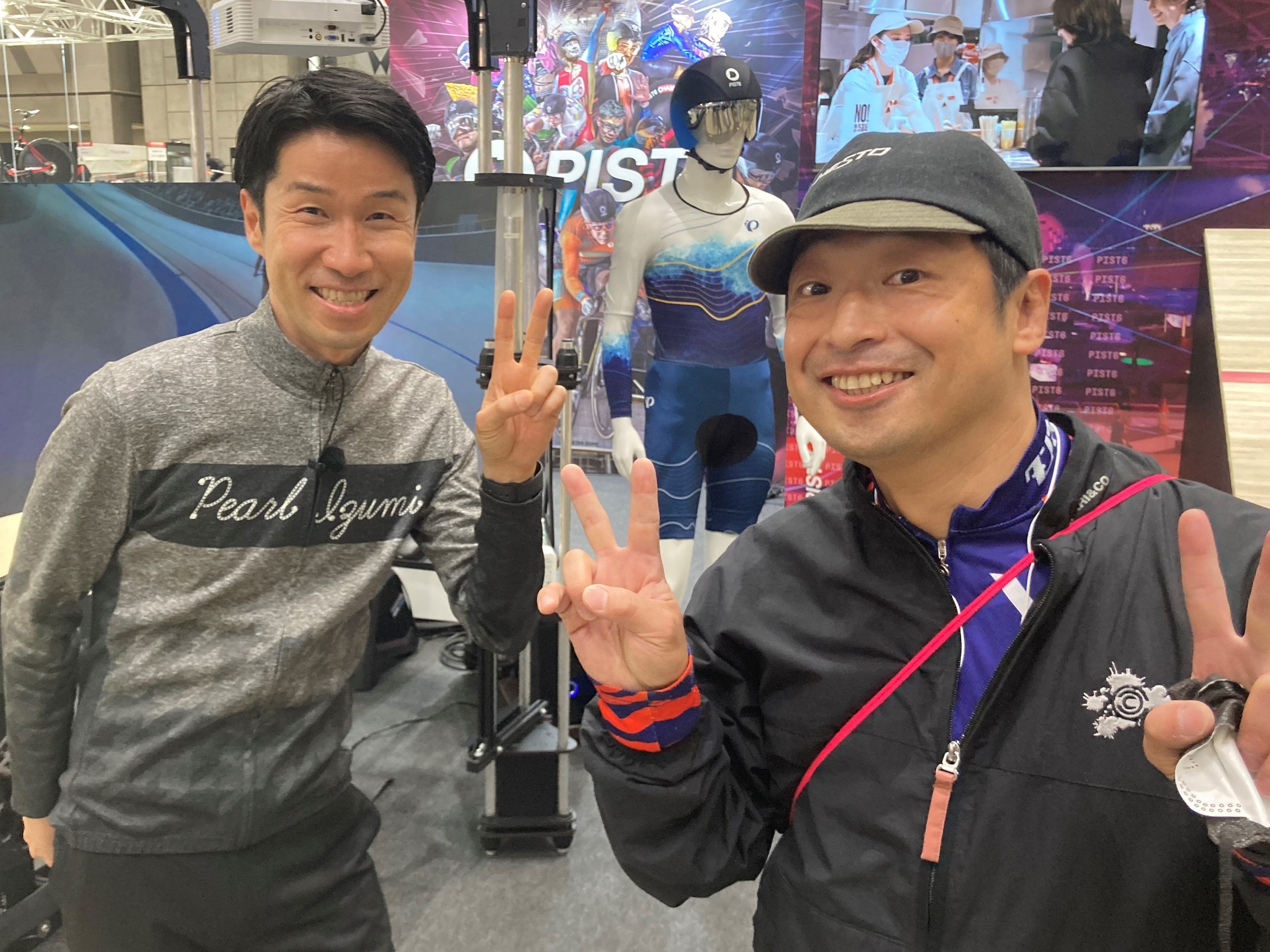 CYCLE MODE TOKYO2022をレポートする栗村修(写真左)と飛び入り参加の安田大サーカス団長安田(写真右)