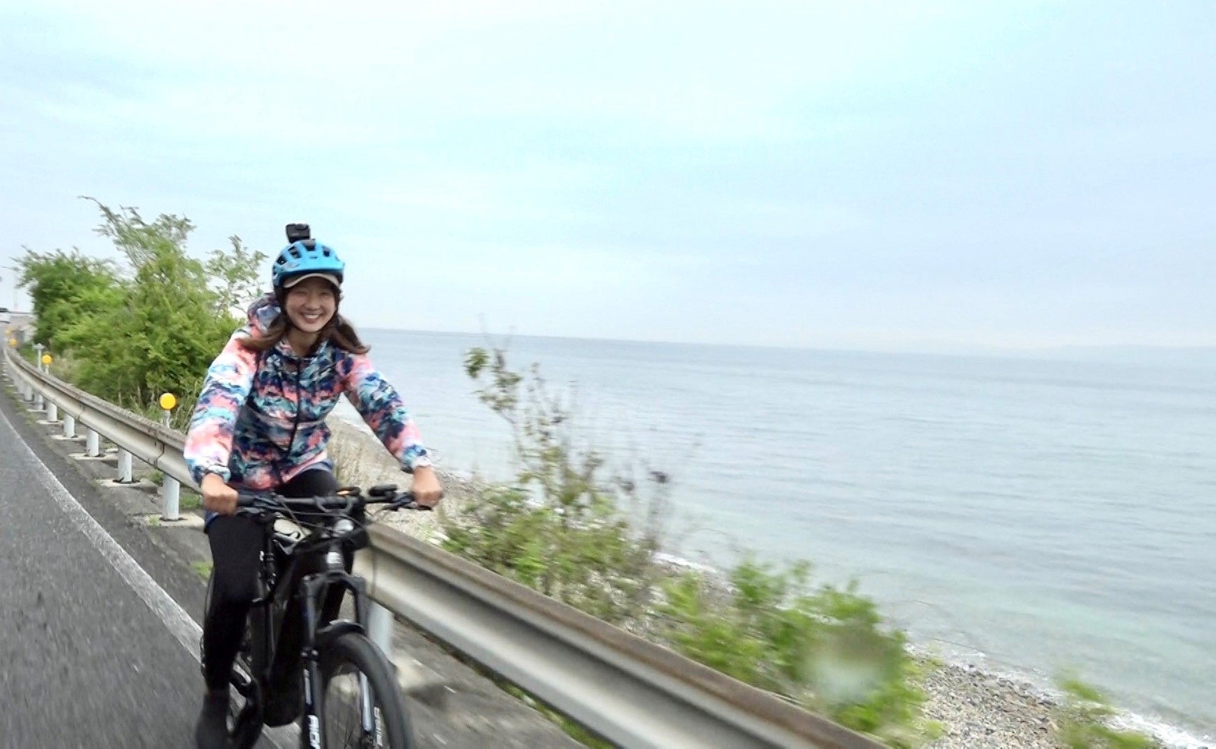 淡路島の海岸線を走る平野由香里