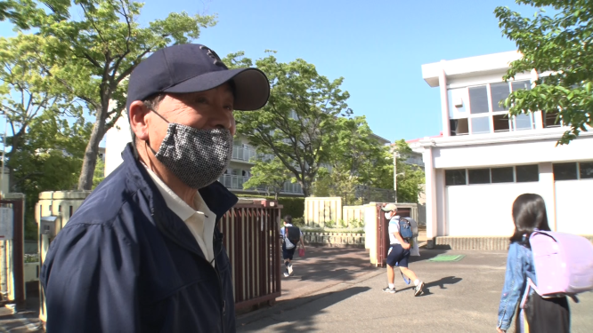 ©TVO 山下賢治さん　彩花桜の前で