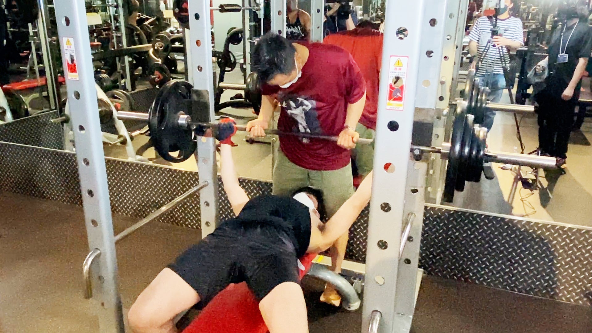 ©TVO 谷本道哉先生の補助を受けベンチプレスで100㎏に挑戦する前田拓哉アナウンサー 2022年6月3日撮影