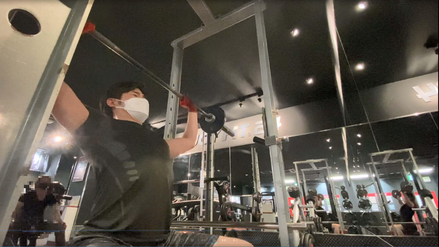 ©TVO 肩（三角筋・前側）を鍛えるオーバーヘッドプレスを自主トレ中の前田拓哉アナウンサー　2022年4月27日撮影