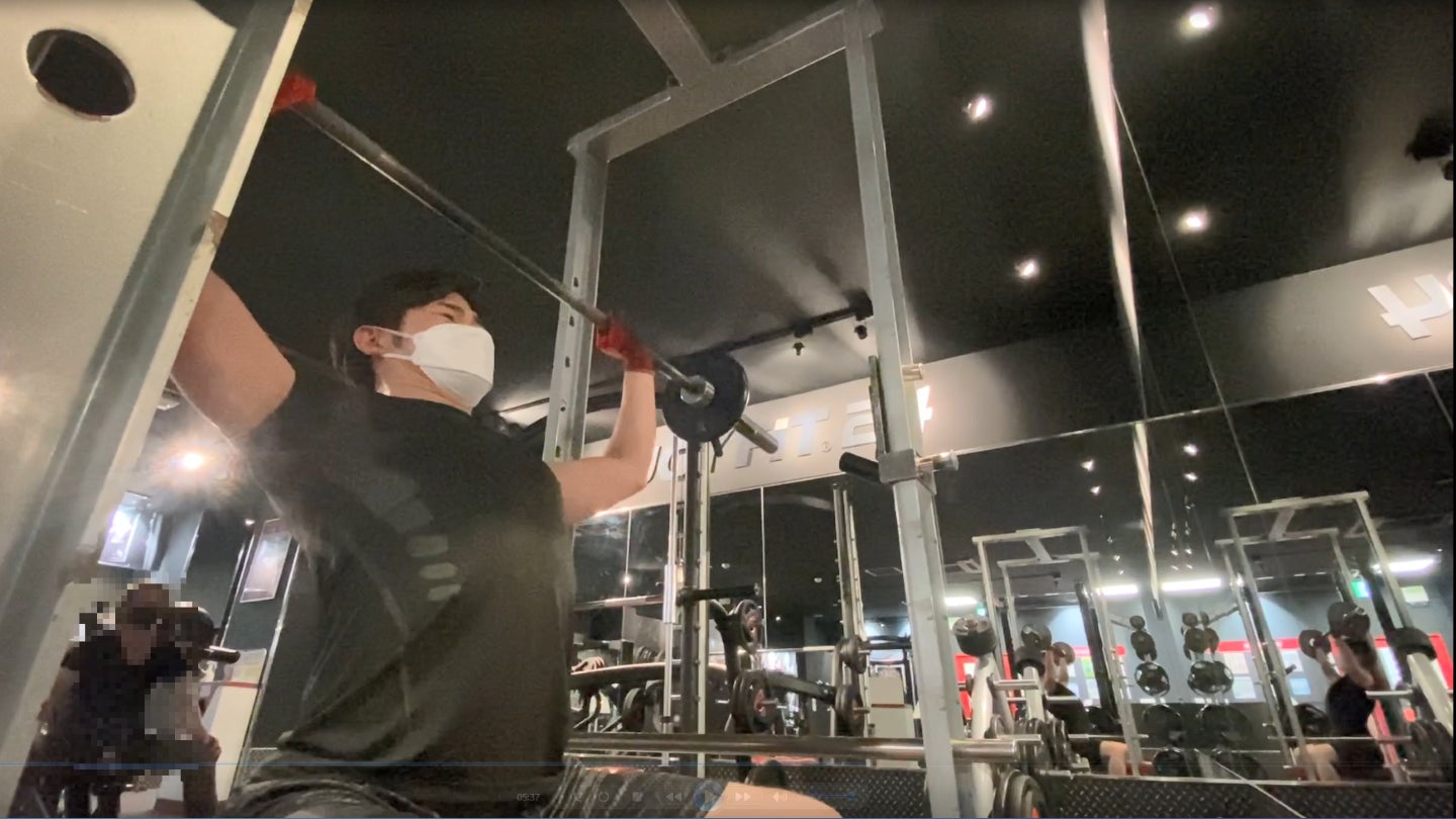 ©TVO 肩(三角筋・前側)を鍛えるオーバーヘッドプレスを自主トレ中の前田拓哉アナウンサー 2022年4月27日撮影