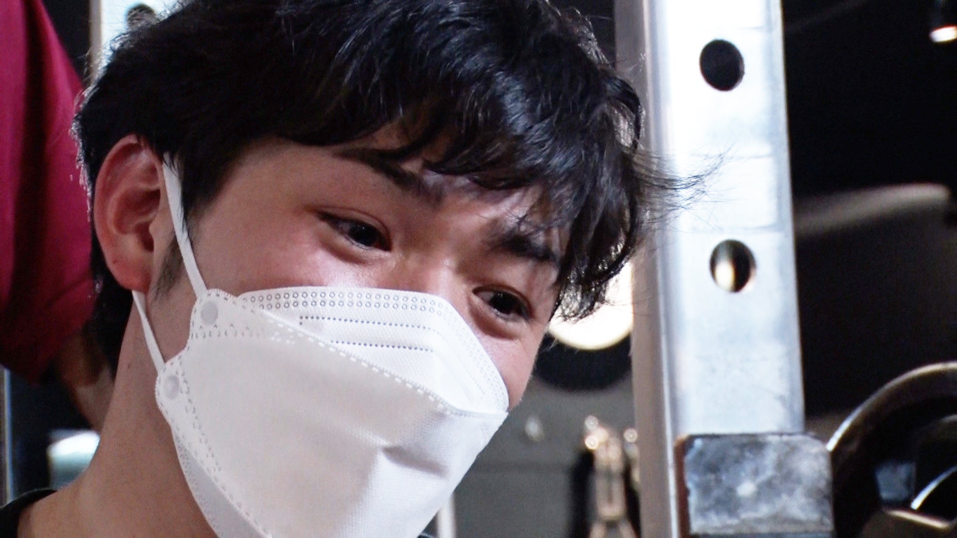 ©TVO　ベンチプレス100㎏の挑戦に失敗して涙ぐむ前田拓哉アナウンサー①　2022年6月3日撮影