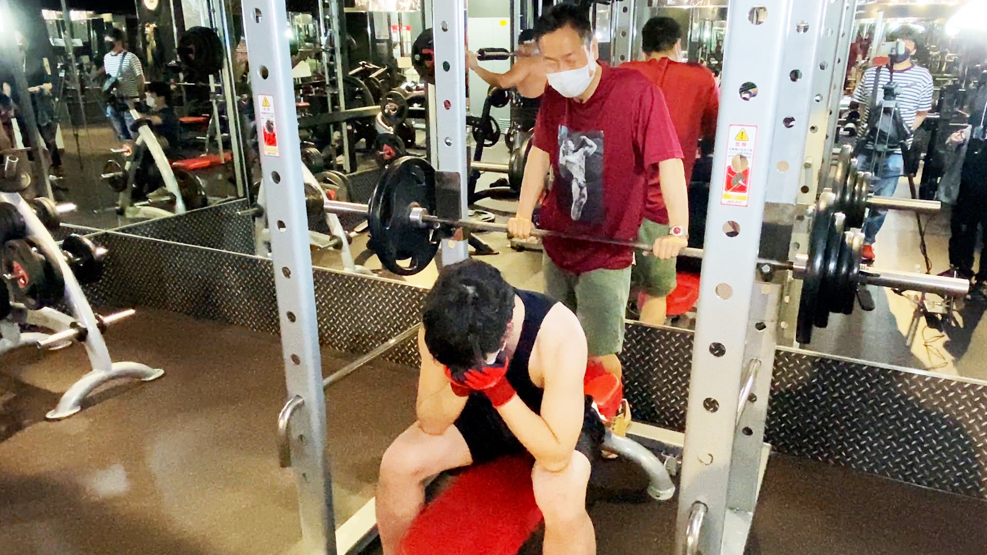 ©TVO　ベンチプレス100㎏の挑戦に失敗して涙ぐむ前田拓哉アナウンサー②　2022年6月3日撮影