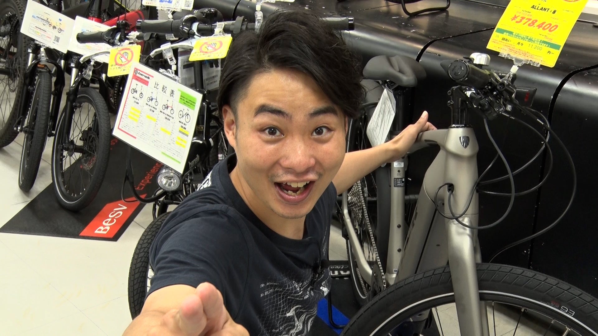 ©TVO　E-Bikeで渾身のギャグをかますAD藤本　2022年6月6日撮影＠Y‘ｓRoad大阪本館