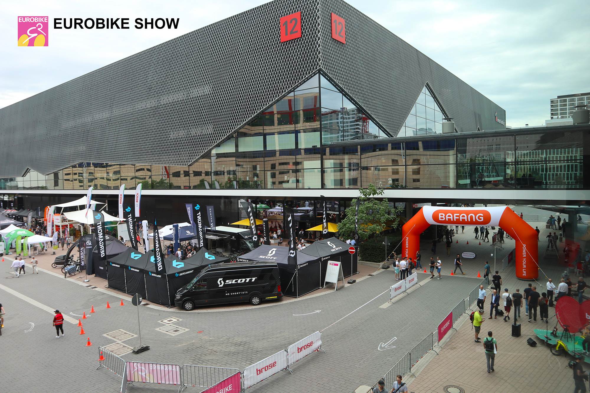 「EUROBIKE屋外エリア＋HALL12の外観」 2022年7月13日撮影 ＠EUROBIKE2022