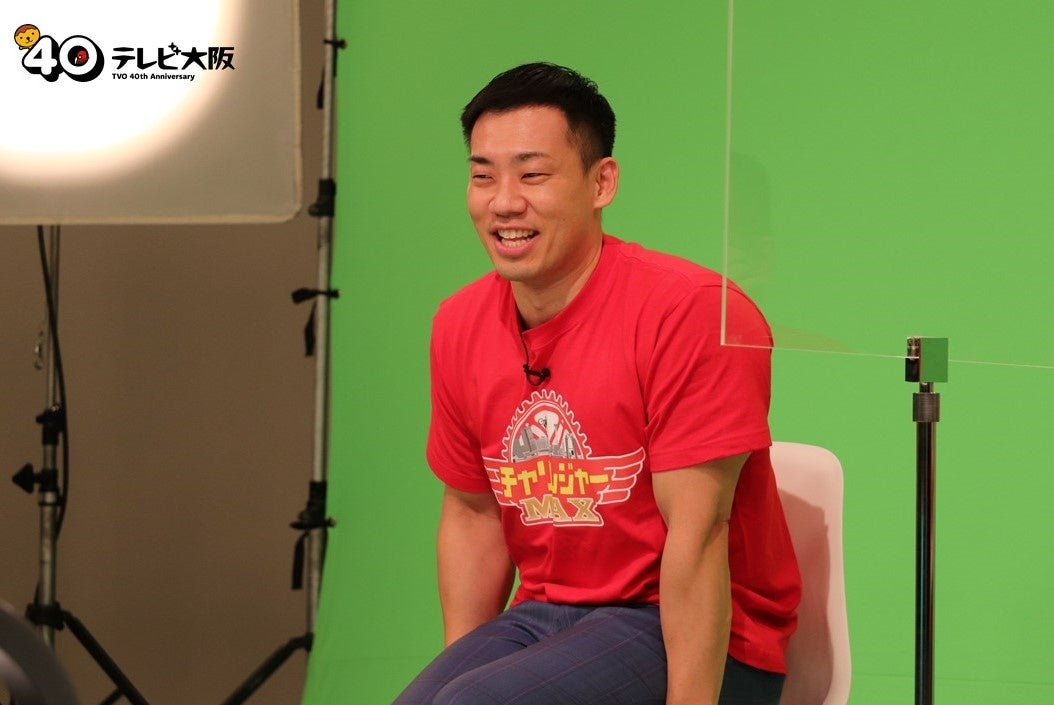 収録に臨む駒場孝（ミルクボーイ）