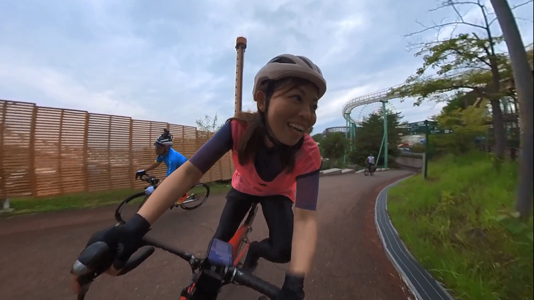 なななチャンネルななの背後に迫る安田大サーカス団長安田 撮影＠ひらかたパーク