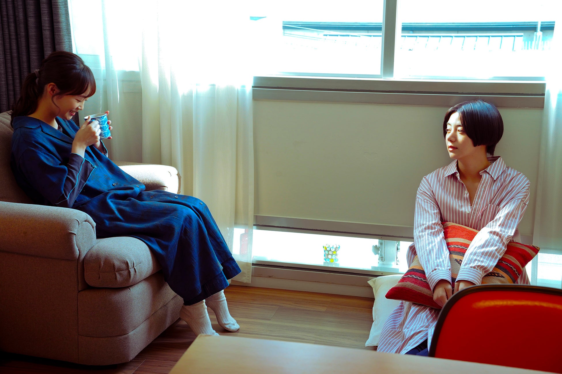 (左から)池田エライザ、佐藤玲 Ⓒ テレビ大阪