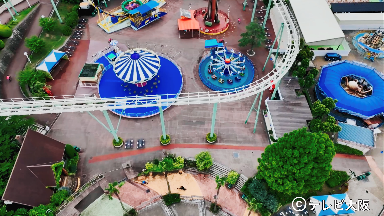 青いサイクルジャージの鬼・安田大サーカス団長安田とピンクのビブスを来た逃走者　ドローン撮影＠ひらかたパーク