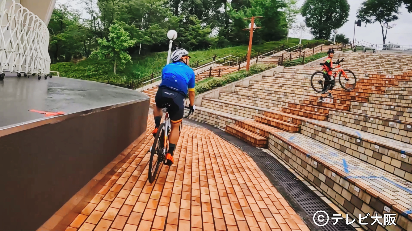 ロードバイクで追いかける安田大サーカス団長安田と階段に逃げる自転車系YouTuberのAD藤本　2022年7月14日撮影＠ひらかたパーク