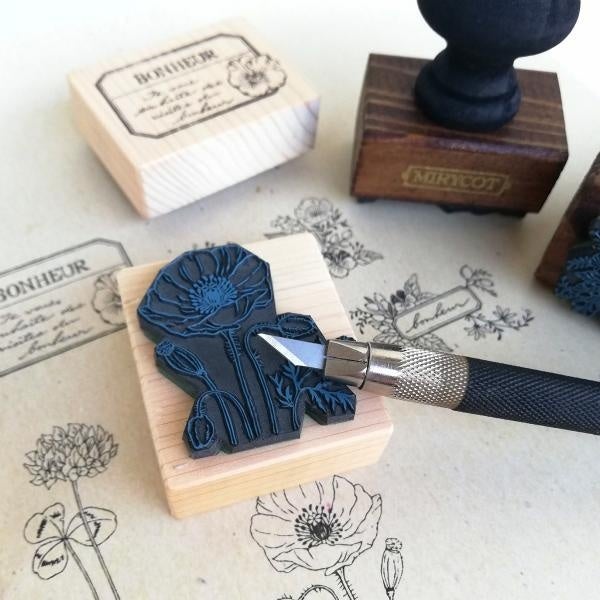ポンと捺して誰かに贈りたくなるようなハンコ。1つずつ丁寧に手彫りされています♪