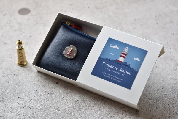 灯台やクジラなどのモチーフを使った、海をテーマにした革製品。ロマン溢れる作品です♪