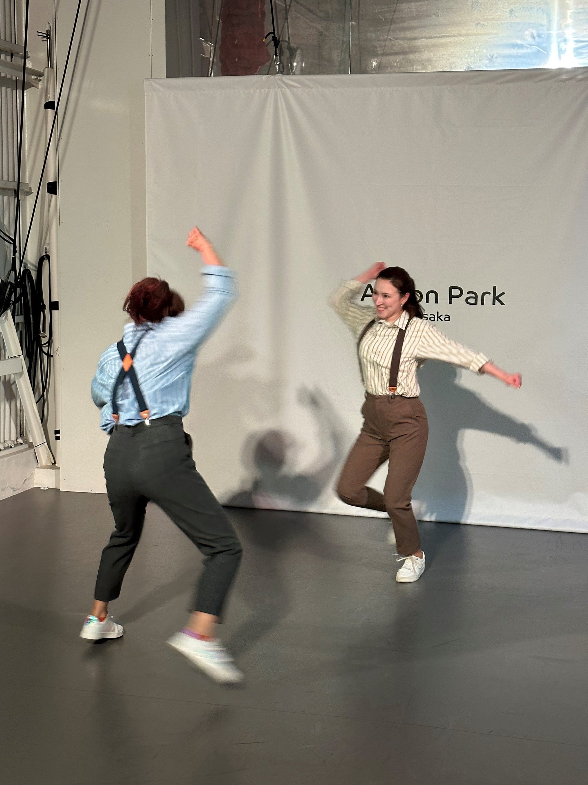 高速ダンスに挑戦するウーデンアナウンサー