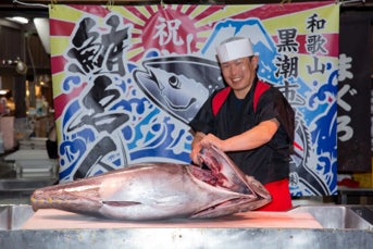 生マグロの解体ショー