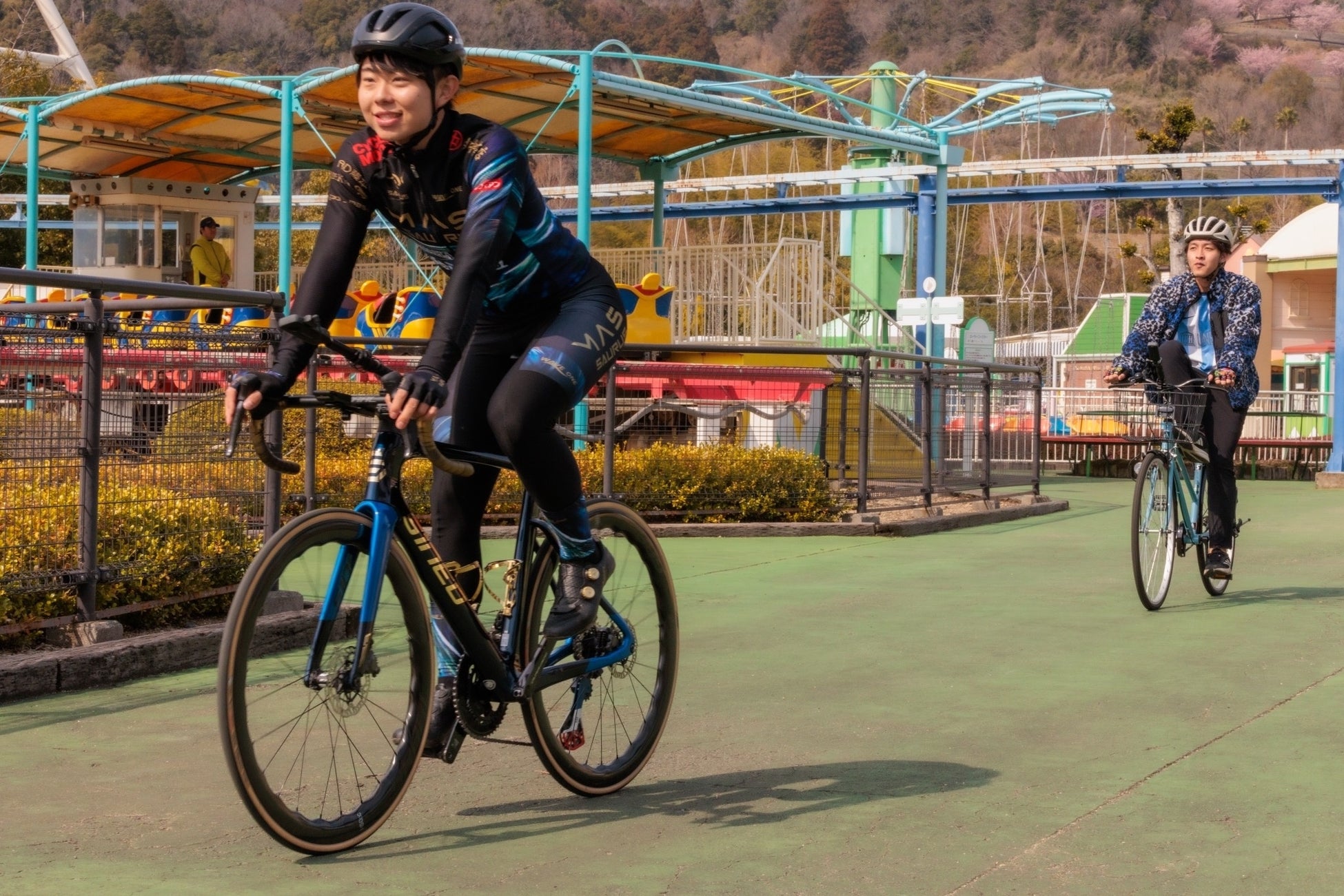 園内を疾走するまさ / 高倉正善と和泉朝陽