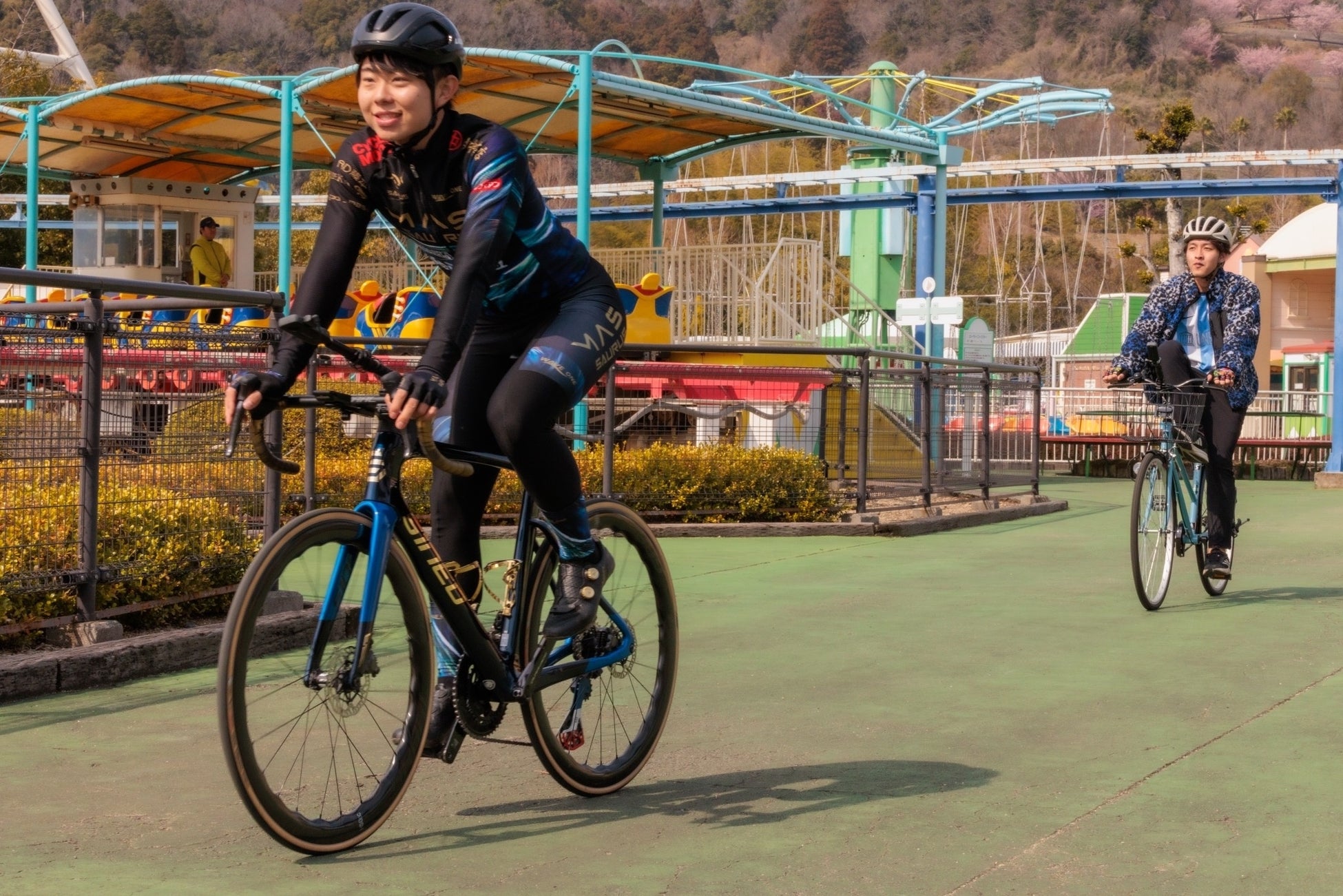 園内を疾走するまさ ／ 高倉正善と和泉朝陽