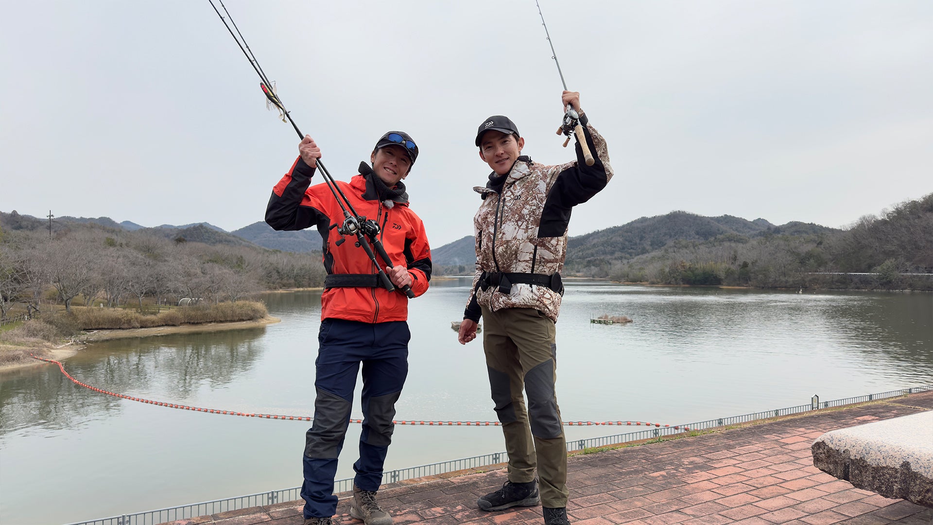 左から佐々木勝也、川村光大郎©テレビ大阪