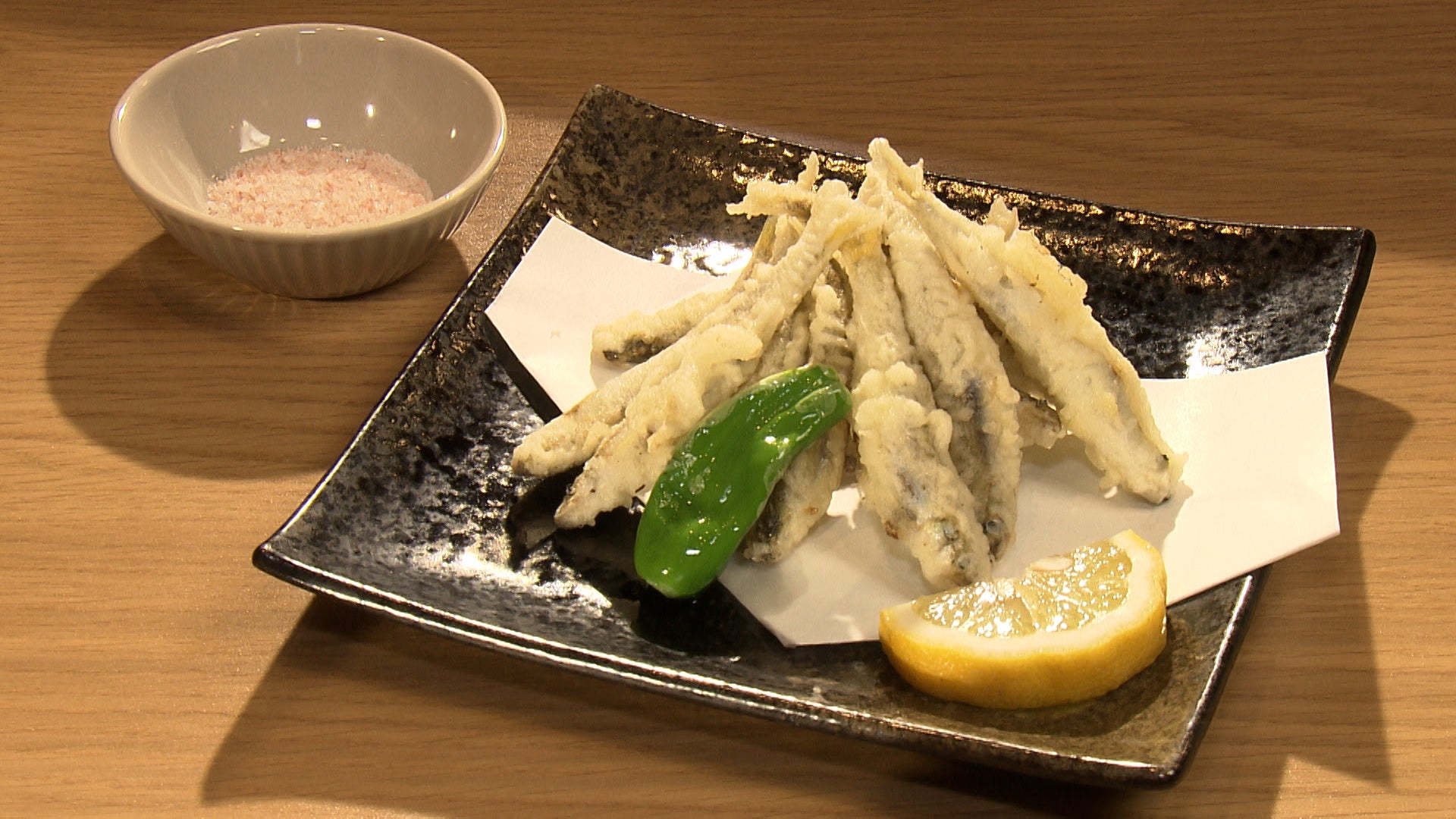 琵琶湖で獲れた小鮎の天ぷら