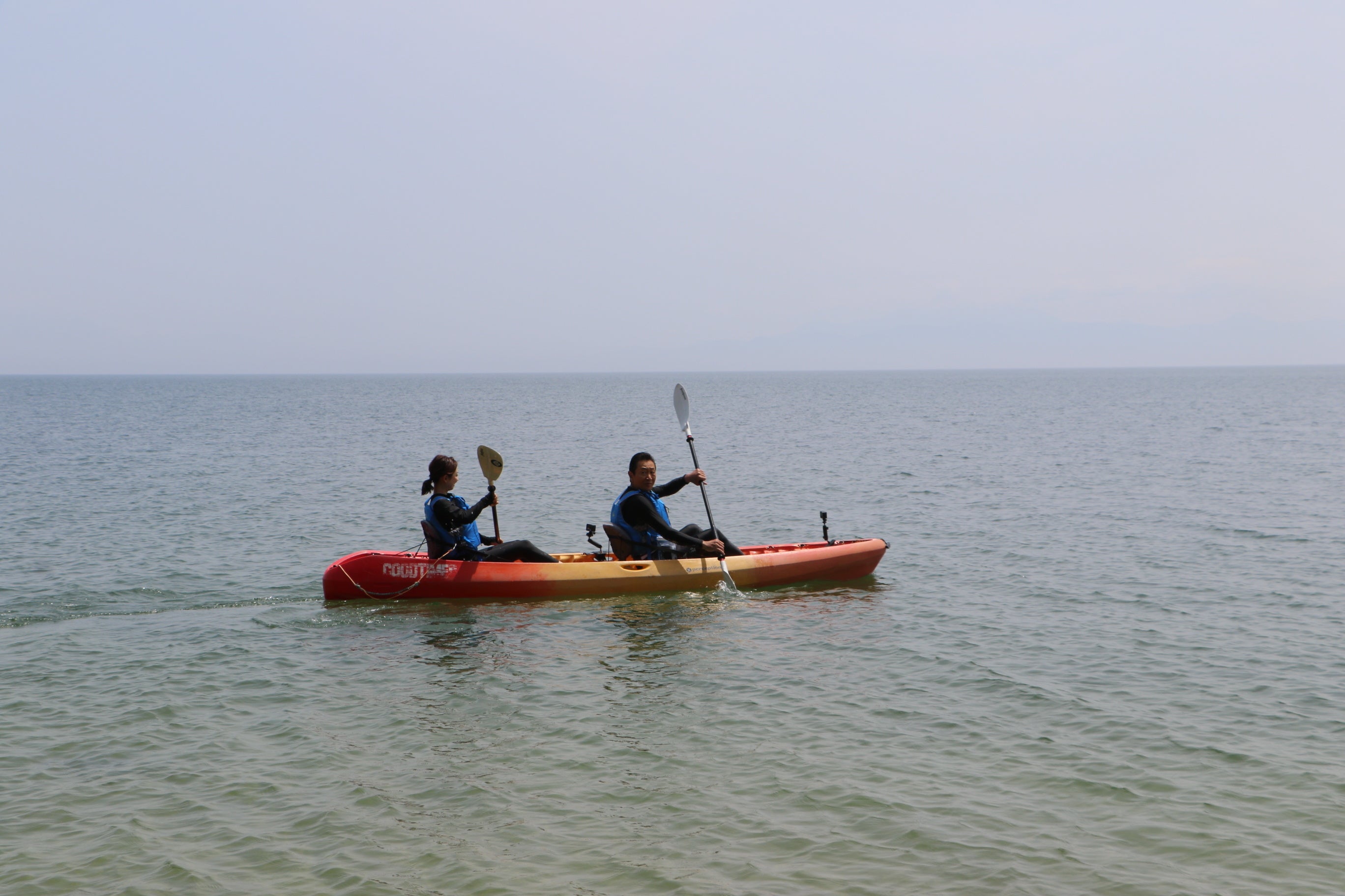 カヤックで大鳥居に向かう三田村と小塚