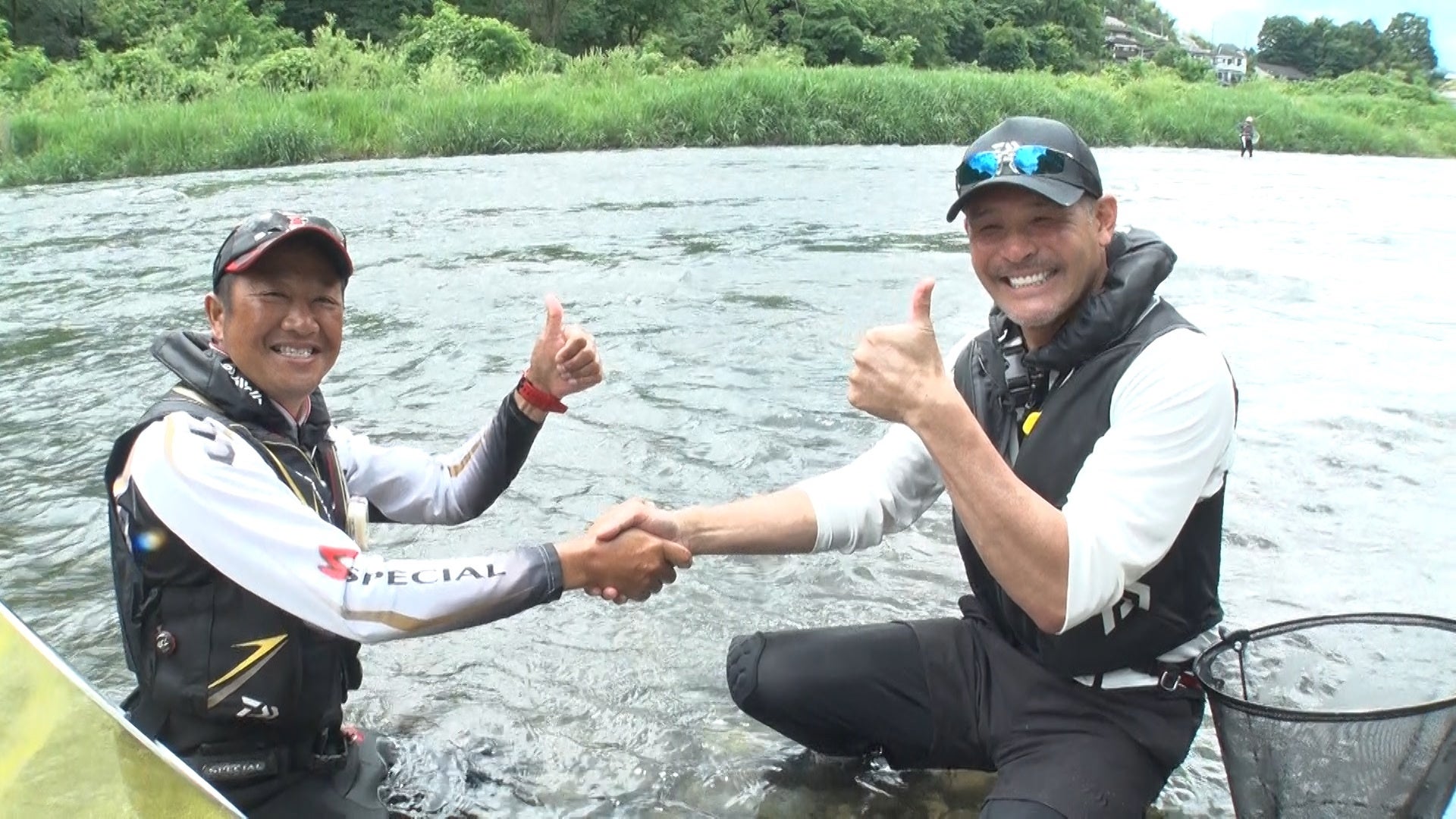 左から有岡、照英　©テレビ大阪