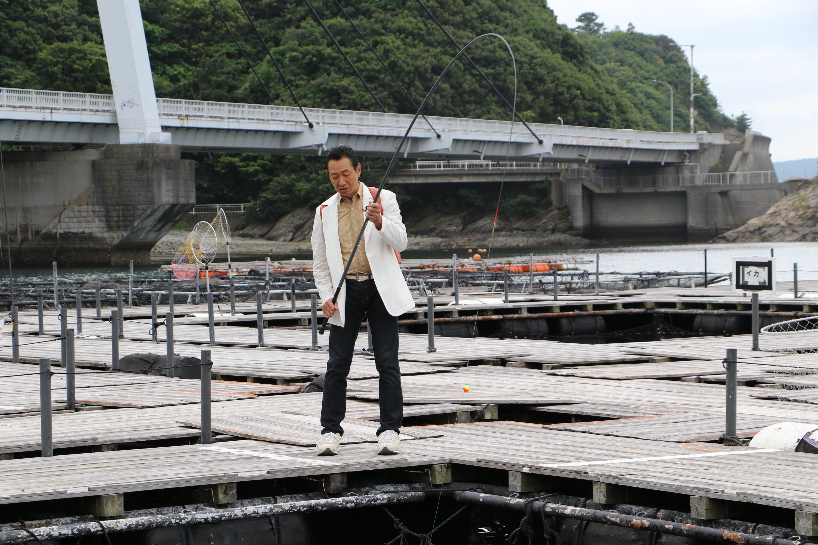 会場釣り堀でどっちが釣れるか対決！