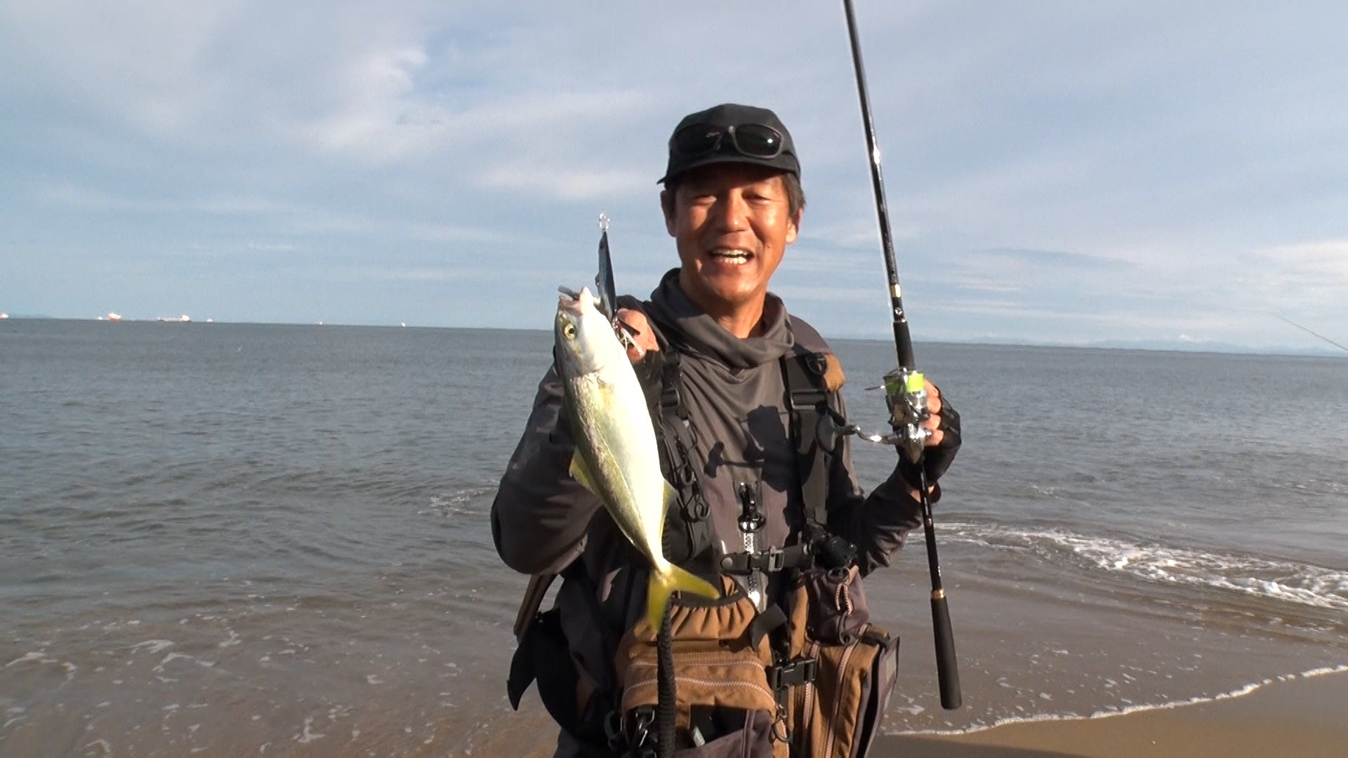 高橋、ワカシ（ブリの幼魚）　©テレビ大阪