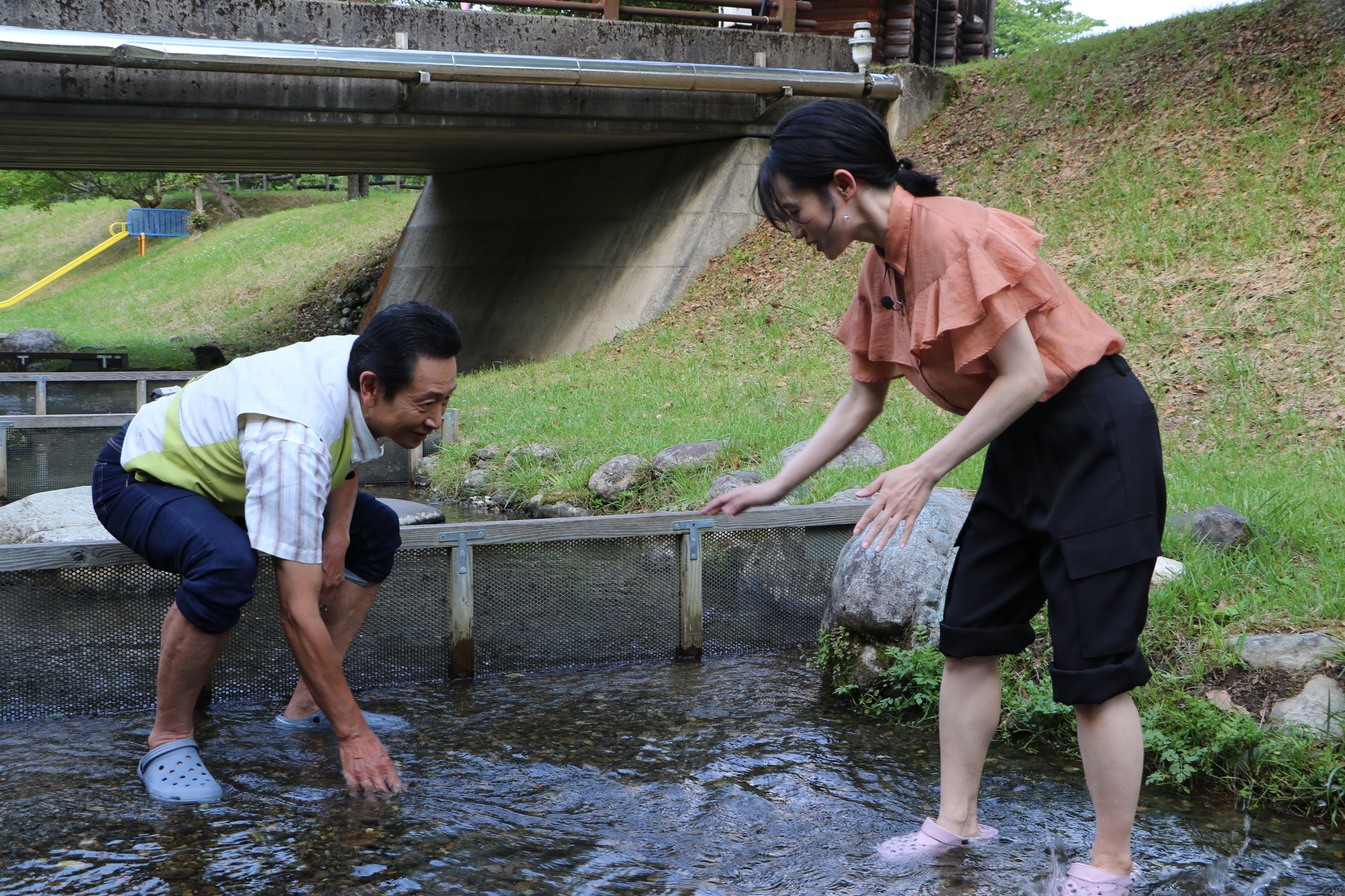 ニジマスのつかみどりに挑戦！