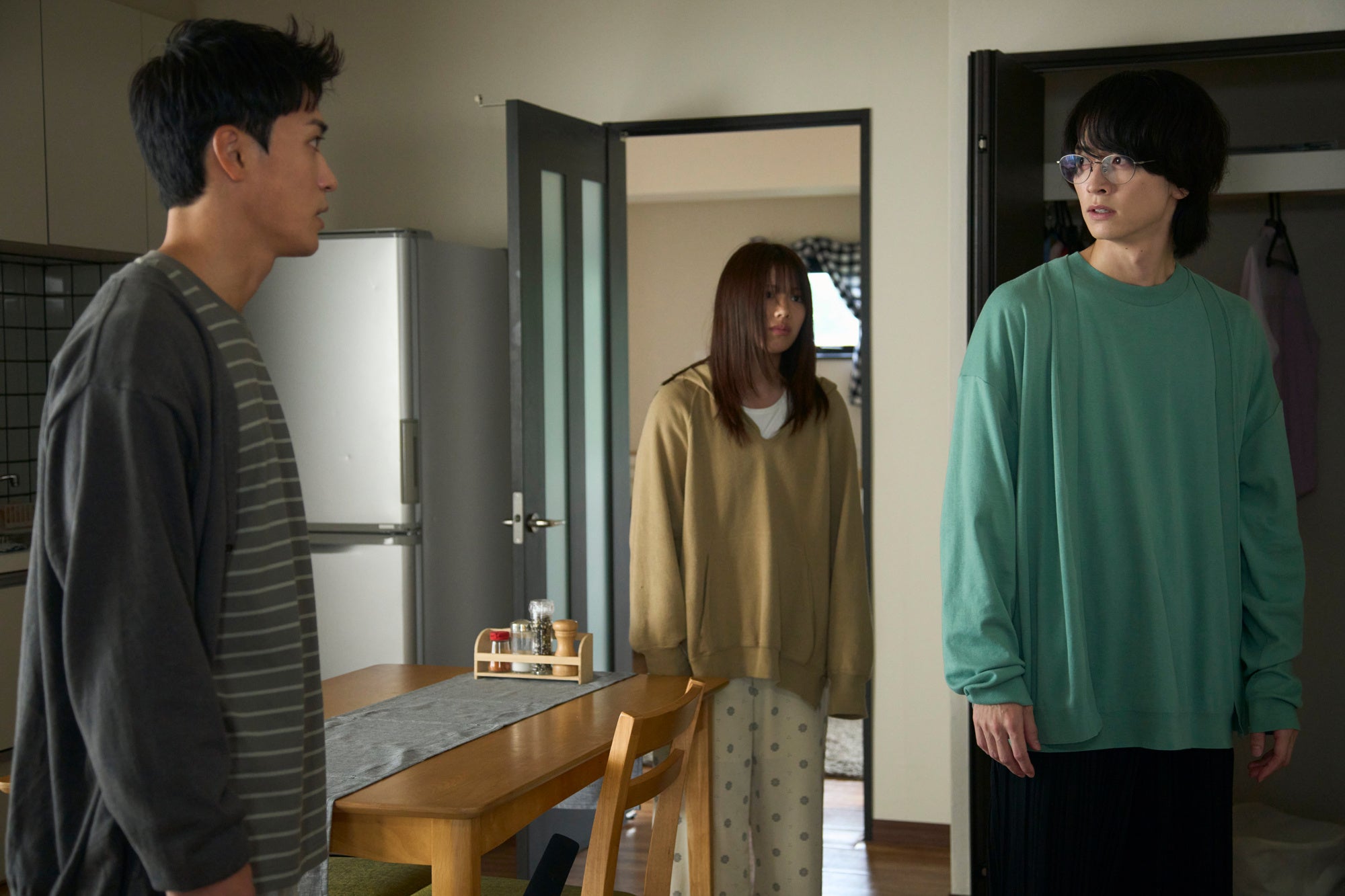 渡邉美穂×砂田将宏×浅川梨奈×池田匡志 クアトロ主演「嘘をついた私たち」第3話放送！みの(池田匡志)が桜(渡邉美穂)にすず(浅川梨奈)の“秘密の写真”を見せ、三田(砂田将宏)はそこに兄の写真を見つけ…