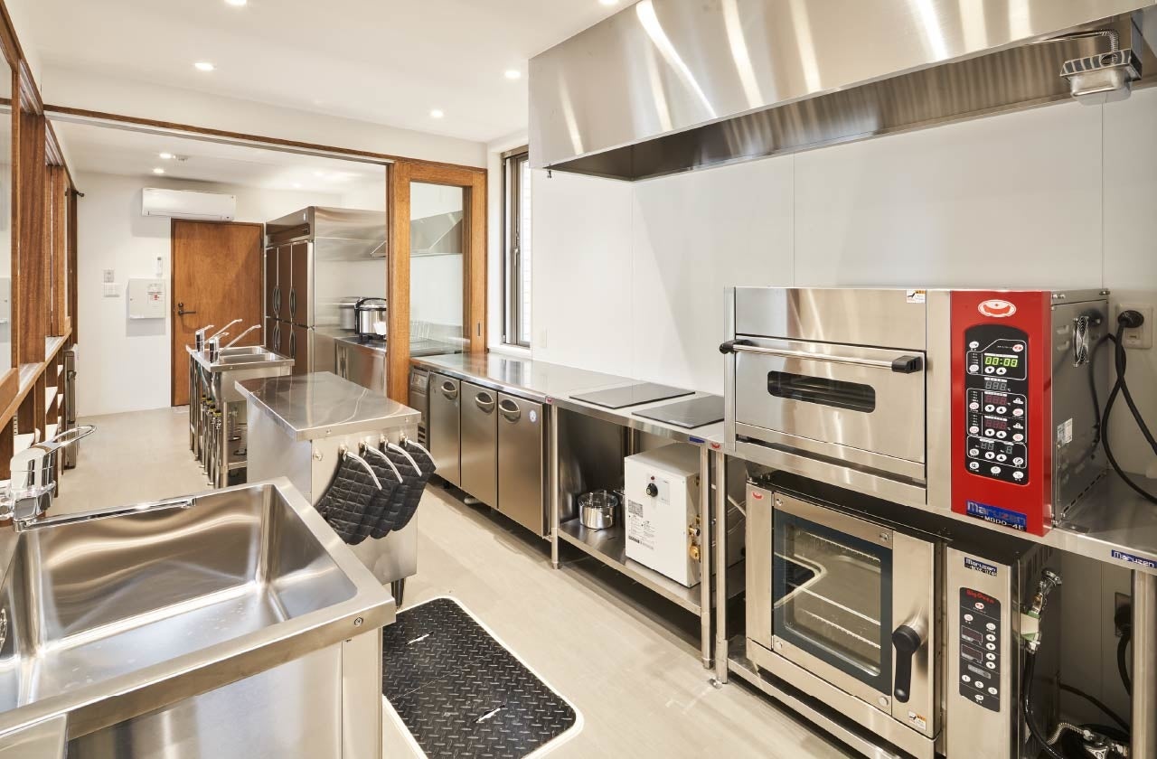 ＜シェアキッチン８K＞ 業務用厨房を共用し、低コストで開業できるシェアキッチンの当社オリジナルブランド。直営店舗を構える他、企業向けに商標やノウハウをパッケージ化して提供する８K導入サポートも行っている。 