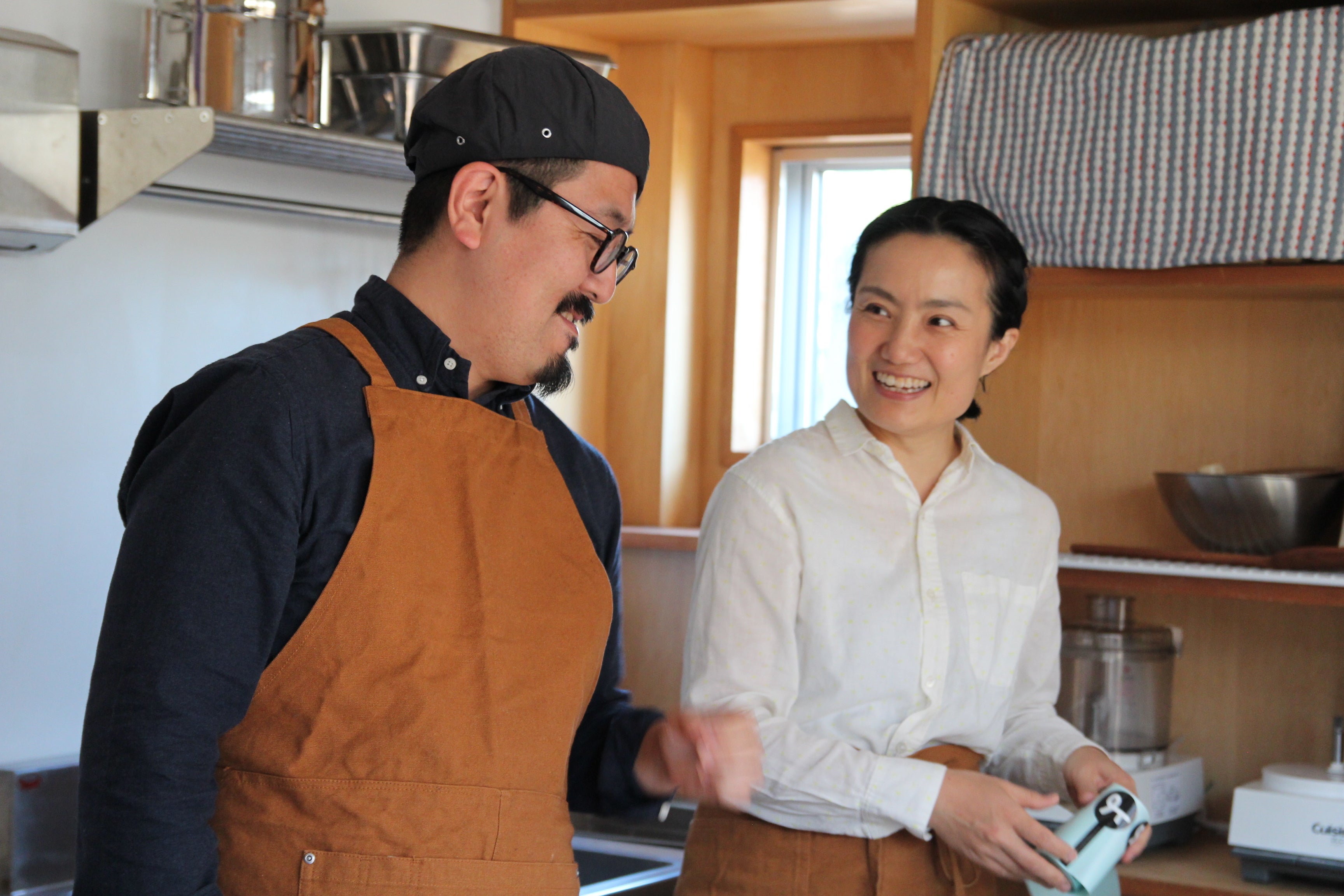 よのなか   鈴江かおり 氏、庄司輝秋 氏