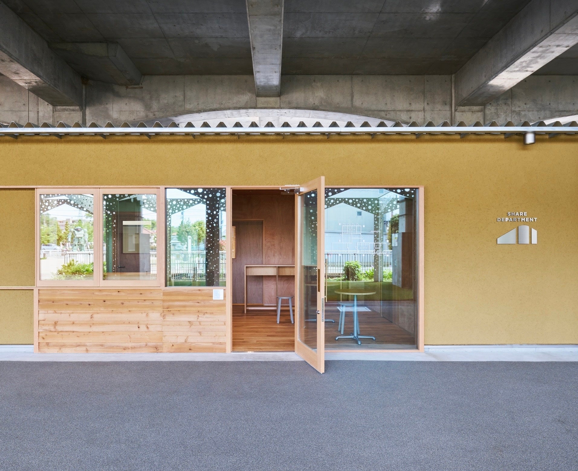 JR南武線 稲城長沼駅の高架下にオープンした、フードビジネスを軸にする「SHARE DEPARTMENT」。駅前の立地で新たなにぎわいが生まれている