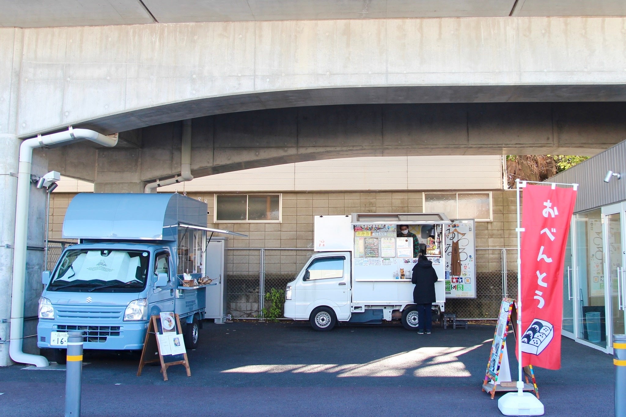 JR中央線 東小金井駅付近の高架下にあるMA-TOのキッチンカー用区画。弁当や惣菜、焼き菓子・ドリンクなどのキッチンカーが日替わりで出店中