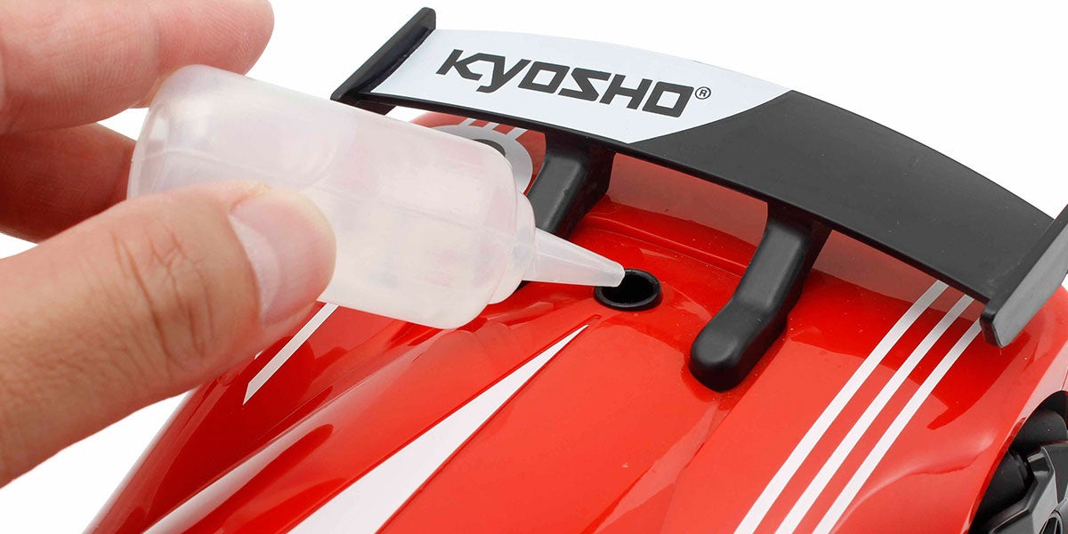 付属のスポイトで、RCカーの後部より水を注入。