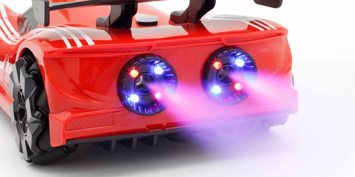 マフラーからブルーとレッドのLEDの眩い光。大迫力の白煙ジェットが噴射(熱く無く安全です)。