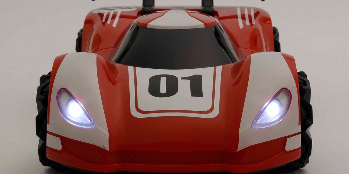 LEDライト点灯による迫力のフロントフェイス。